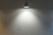 Une ampoule LED en blanc neutre